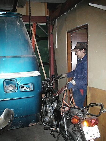 003-Honda_upp_pa_loftet.jpg - Resan upp på loftet