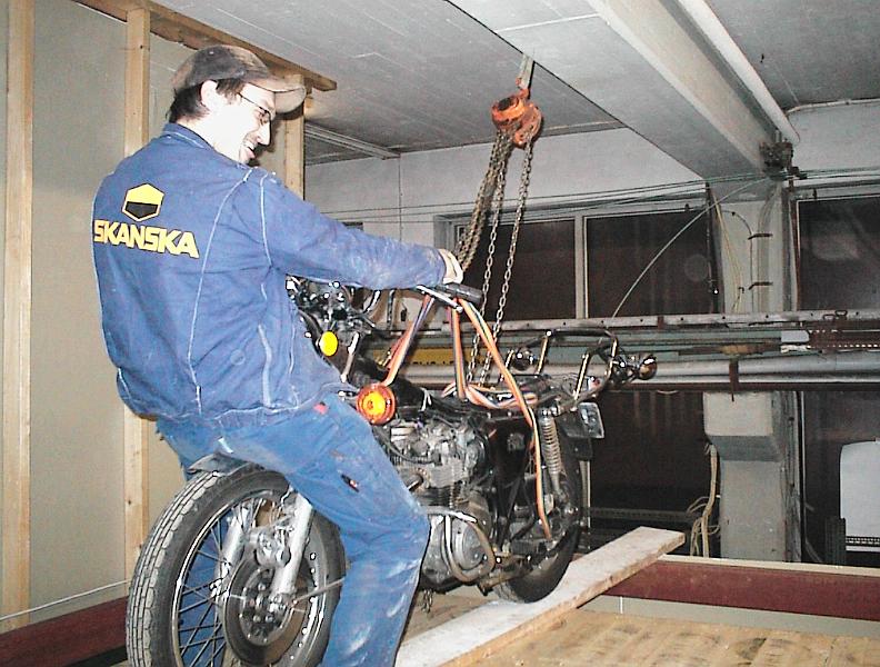 009-Honda_upp_pa_loftet.jpg - Resan upp på loftet